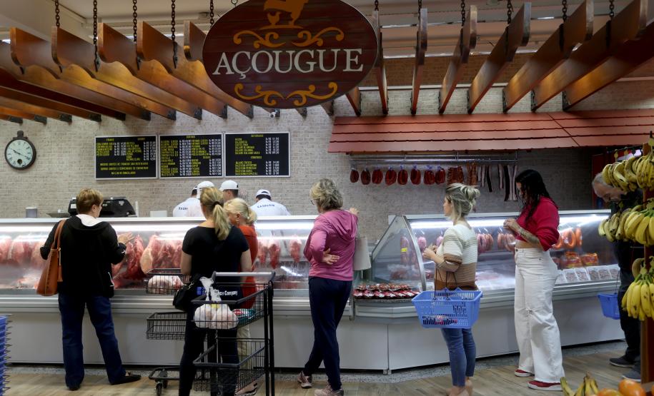 Serviços e turismo acumulam altas nas atividades no Paraná em 2025, aponta IBGE