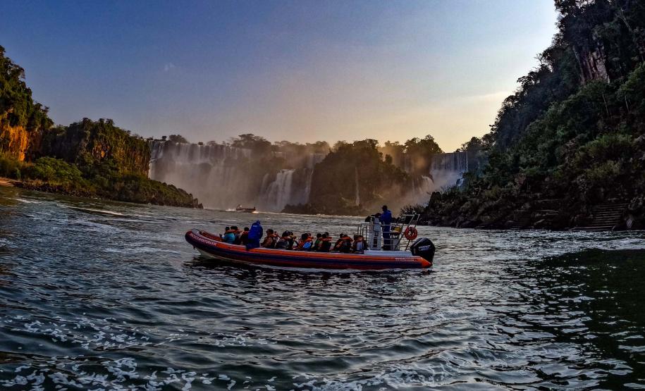 Serviços e turismo acumulam altas nas atividades no Paraná em 2025, aponta IBGE