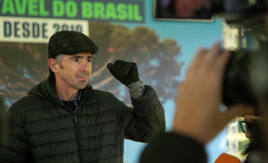 Curitiba, 24 de junho de 2025 - O governador em exercício Darci Piana plantou, no Dia Nacional da Araucária, nos jardins do Palácio Iguaçu, uma muda clonada de uma Araucaria angustifolia com cerca de 700 anos. Foto: Roberto Dziura Jr/AEN