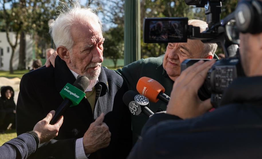Curitiba, 24 de junho de 2025 - O governador em exercício Darci Piana plantou, no Dia Nacional da Araucária, nos jardins do Palácio Iguaçu, uma muda clonada de uma Araucaria angustifolia com cerca de 700 anos. Foto: Roberto Dziura Jr/AEN
