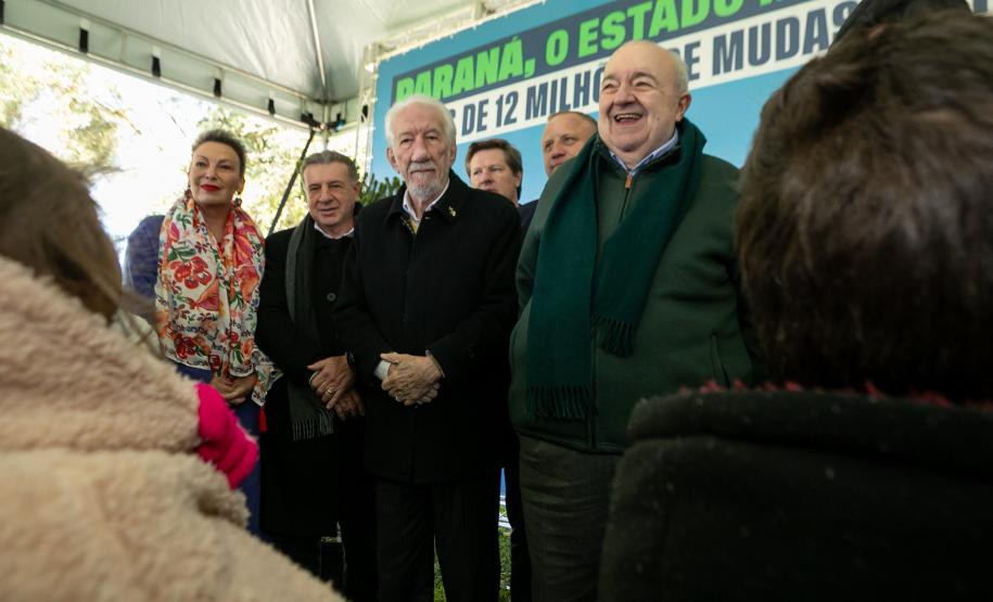 Curitiba, 24 de junho de 2025 - O governador em exercício Darci Piana plantou, no Dia Nacional da Araucária, nos jardins do Palácio Iguaçu, uma muda clonada de uma Araucaria angustifolia com cerca de 700 anos. Foto: Roberto Dziura Jr/AEN