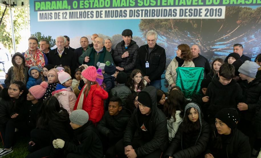 Curitiba, 24 de junho de 2025 - O governador em exercício Darci Piana plantou, no Dia Nacional da Araucária, nos jardins do Palácio Iguaçu, uma muda clonada de uma Araucaria angustifolia com cerca de 700 anos. Foto: Roberto Dziura Jr/AEN
