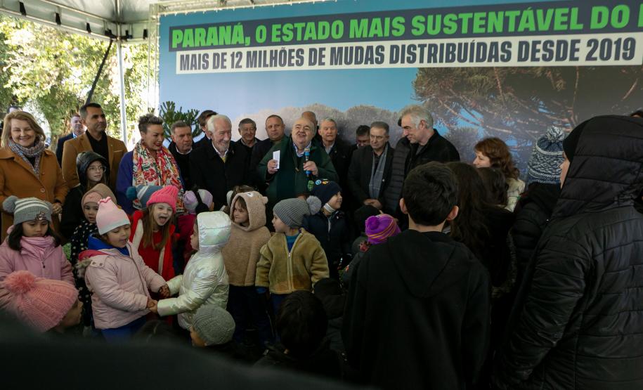 Curitiba, 24 de junho de 2025 - O governador em exercício Darci Piana plantou, no Dia Nacional da Araucária, nos jardins do Palácio Iguaçu, uma muda clonada de uma Araucaria angustifolia com cerca de 700 anos. Foto: Roberto Dziura Jr/AEN