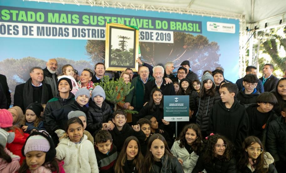 Curitiba, 24 de junho de 2025 - O governador em exercício Darci Piana plantou, no Dia Nacional da Araucária, nos jardins do Palácio Iguaçu, uma muda clonada de uma Araucaria angustifolia com cerca de 700 anos. Foto: Roberto Dziura Jr/AEN