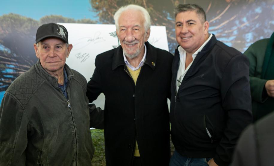 Curitiba, 24 de junho de 2025 - O governador em exercício Darci Piana plantou, no Dia Nacional da Araucária, nos jardins do Palácio Iguaçu, uma muda clonada de uma Araucaria angustifolia com cerca de 700 anos. Foto: Roberto Dziura Jr/AEN