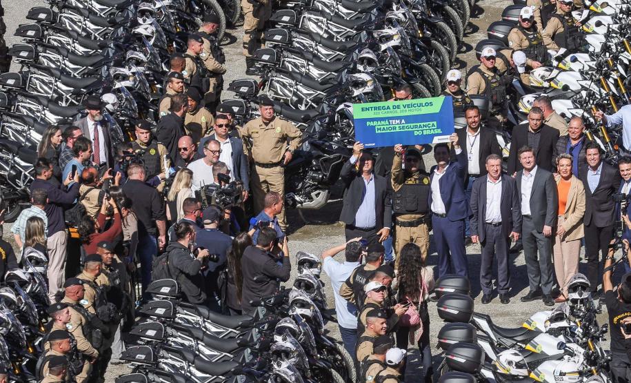 Investimento de R$ 63 milhões: Ratinho Junior entrega 431 motos e viaturas para a PMPR Foto: Jonathan Campos/AEN