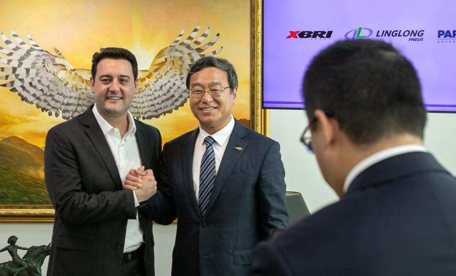 O Governador Carlos Massa Ratinho Junior em reunião com representantes da XBRI Pneus e LingLong. Foto: Roberto Dziura Jr/AEN