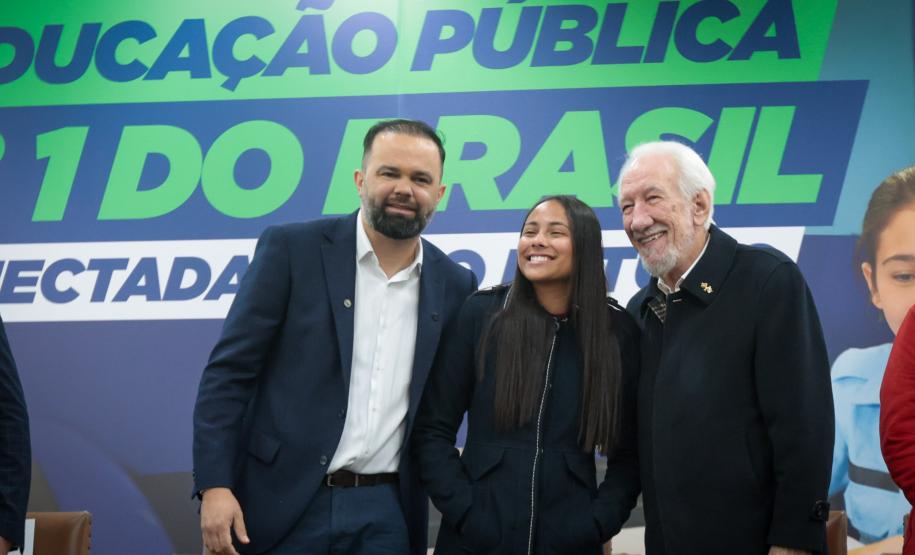 O governador em exercício Darci Piana participa nesta terça-feira (1), da entrega de 25.040 tablets para escolas da rede estadual