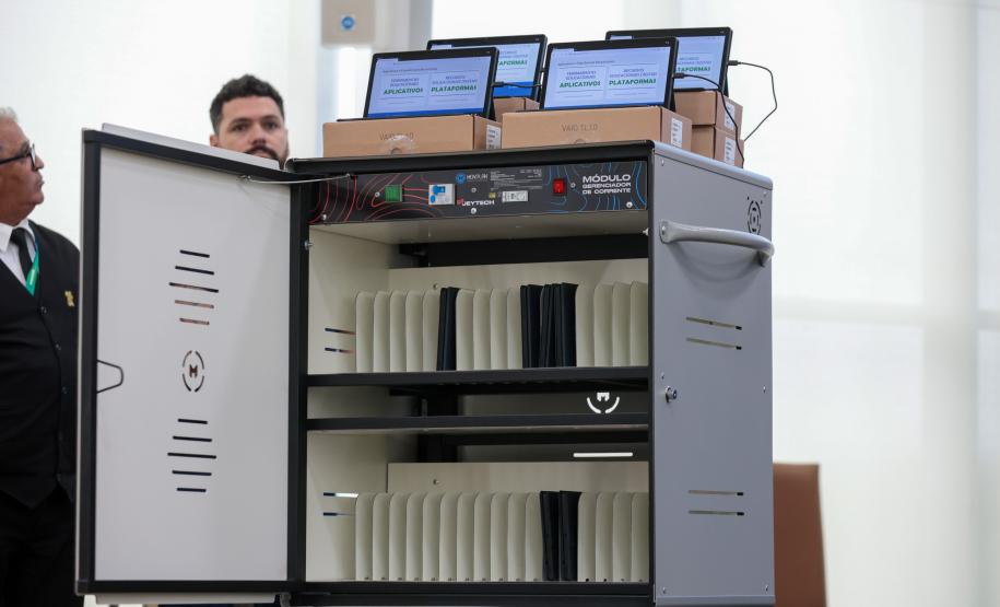 O governador em exercício Darci Piana participa nesta terça-feira (1), da entrega de 25.040 tablets para escolas da rede estadual