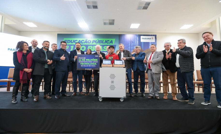 O governador em exercício Darci Piana participa nesta terça-feira (1), da entrega de 25.040 tablets para escolas da rede estadual