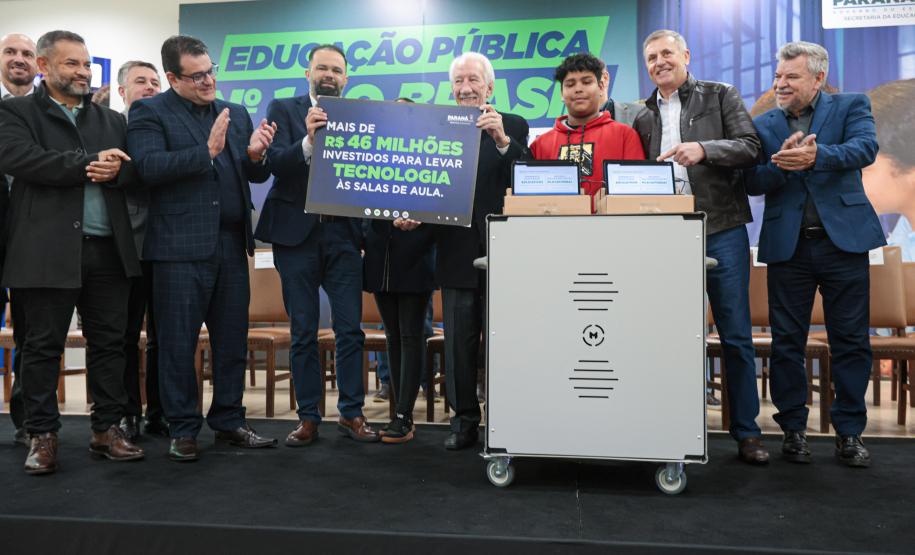 O governador em exercício Darci Piana participa nesta terça-feira (1), da entrega de 25.040 tablets para escolas da rede estadual