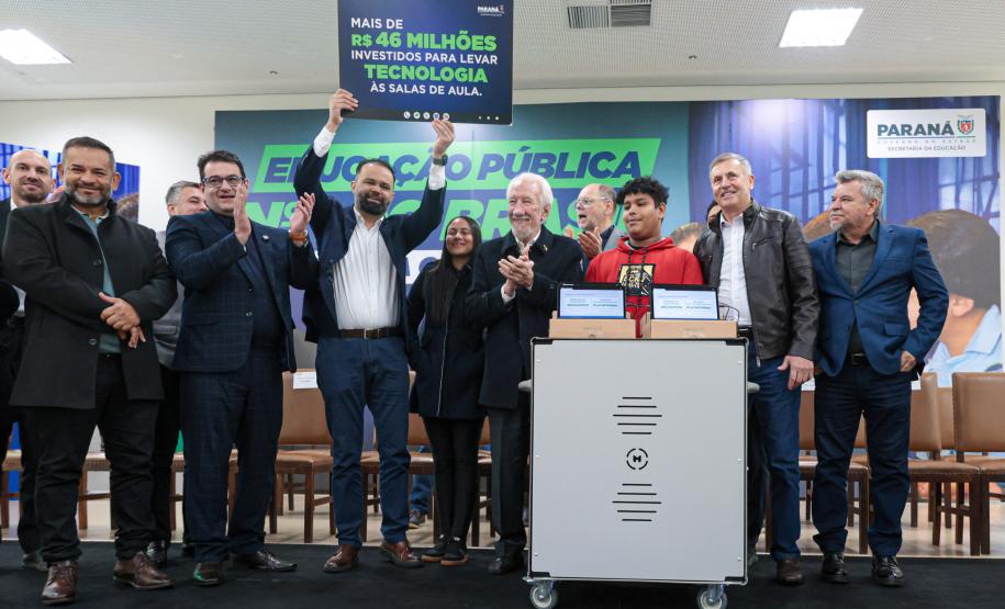 O governador em exercício Darci Piana participa nesta terça-feira (1), da entrega de 25.040 tablets para escolas da rede estadual