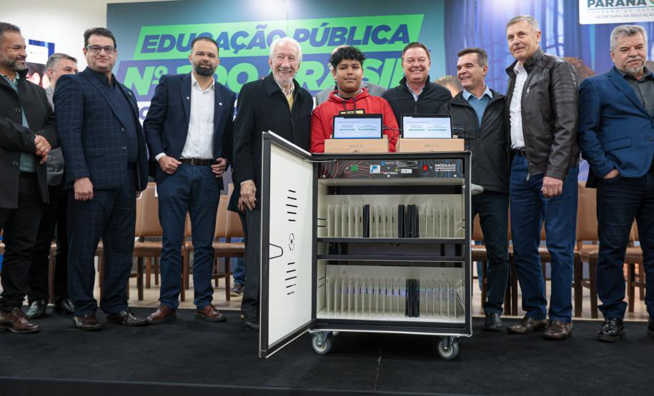 O governador em exercício Darci Piana participa nesta terça-feira (1), da entrega de 25.040 tablets para escolas da rede estadual