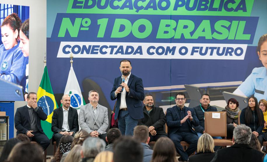 O governador em exercício Darci Piana participa nesta terça-feira (1), da entrega de 25.040 tablets para escolas da rede estadual