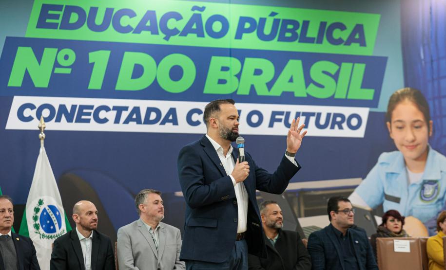 O governador em exercício Darci Piana participa nesta terça-feira (1), da entrega de 25.040 tablets para escolas da rede estadual