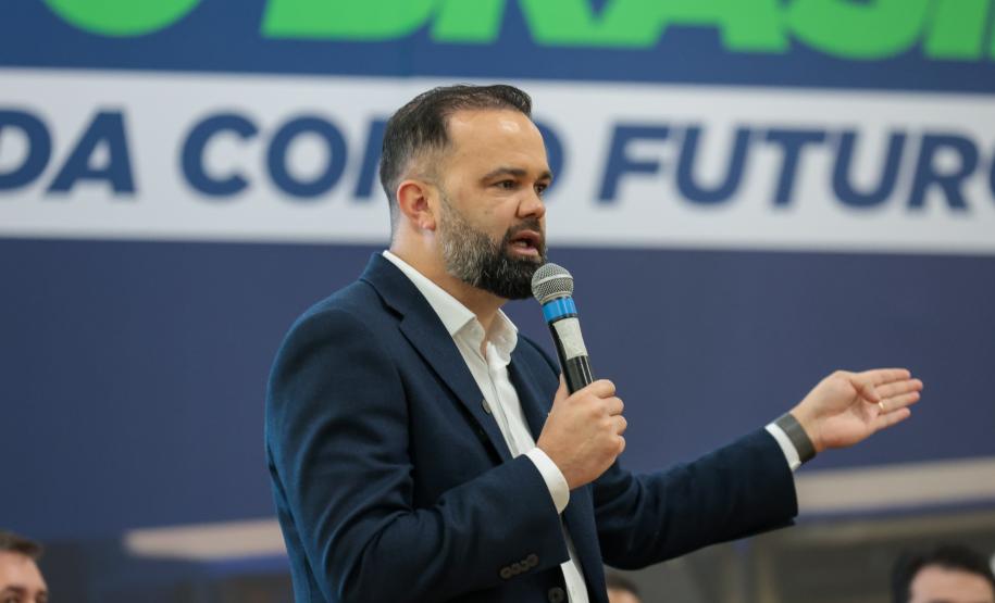 O governador em exercício Darci Piana participa nesta terça-feira (1), da entrega de 25.040 tablets para escolas da rede estadual