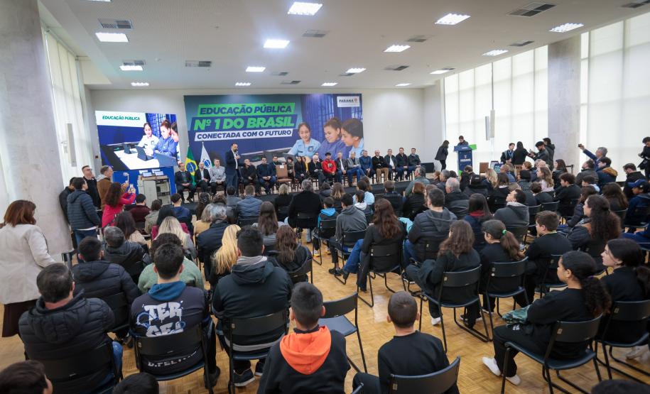 O governador em exercício Darci Piana participa nesta terça-feira (1), da entrega de 25.040 tablets para escolas da rede estadual