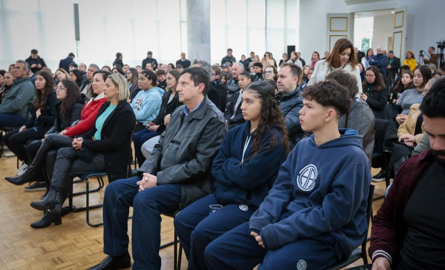 O governador em exercício Darci Piana participa nesta terça-feira (1), da entrega de 25.040 tablets para escolas da rede estadual