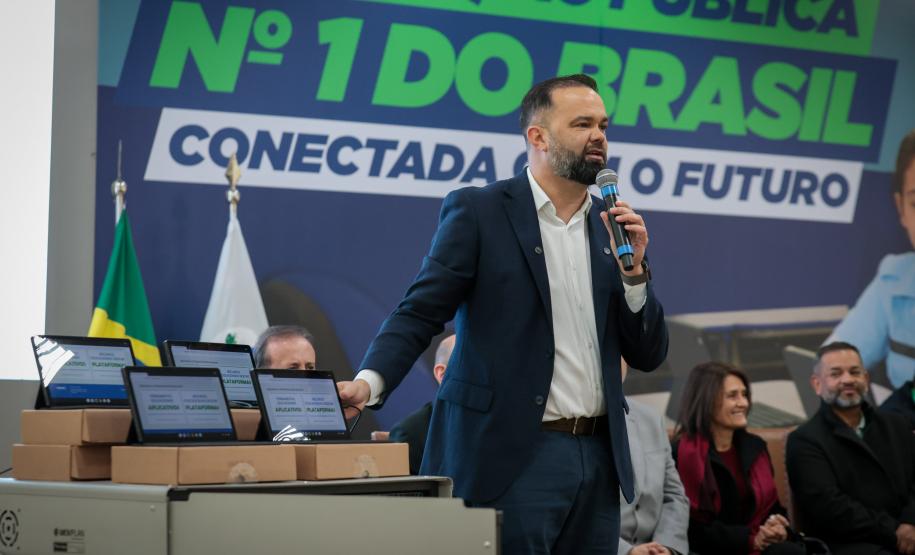 O governador em exercício Darci Piana participa nesta terça-feira (1), da entrega de 25.040 tablets para escolas da rede estadual