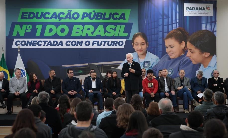 O governador em exercício Darci Piana participa nesta terça-feira (1), da entrega de 25.040 tablets para escolas da rede estadual