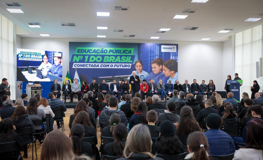 O governador em exercício Darci Piana participa nesta terça-feira (1), da entrega de 25.040 tablets para escolas da rede estadual