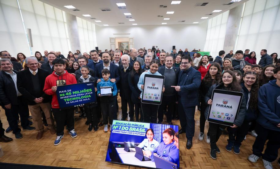 O governador em exercício Darci Piana participa nesta terça-feira (1), da entrega de 25.040 tablets para escolas da rede estadual