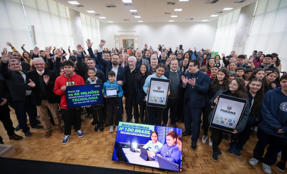 O governador em exercício Darci Piana participa nesta terça-feira (1), da entrega de 25.040 tablets para escolas da rede estadual
