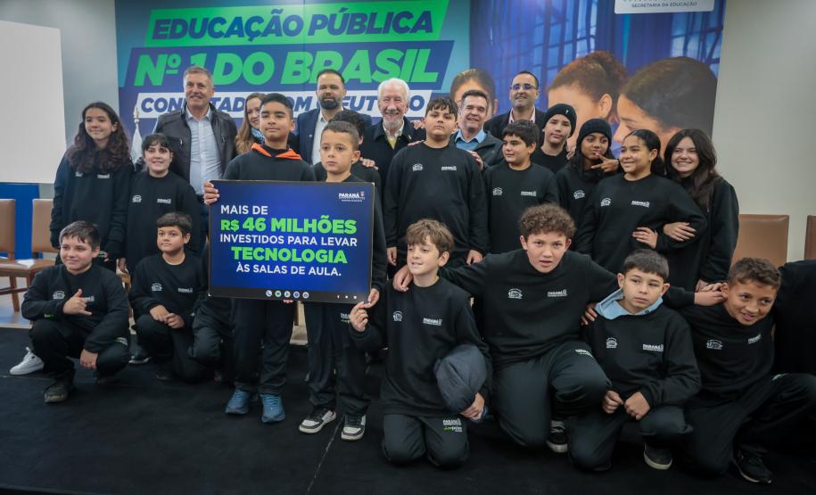 O governador em exercício Darci Piana participa nesta terça-feira (1), da entrega de 25.040 tablets para escolas da rede estadual
