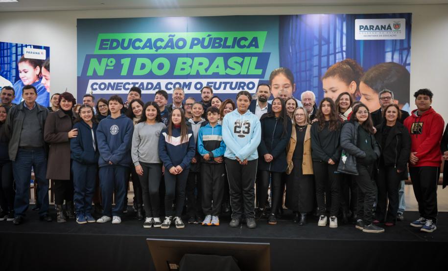 O governador em exercício Darci Piana participa nesta terça-feira (1), da entrega de 25.040 tablets para escolas da rede estadual