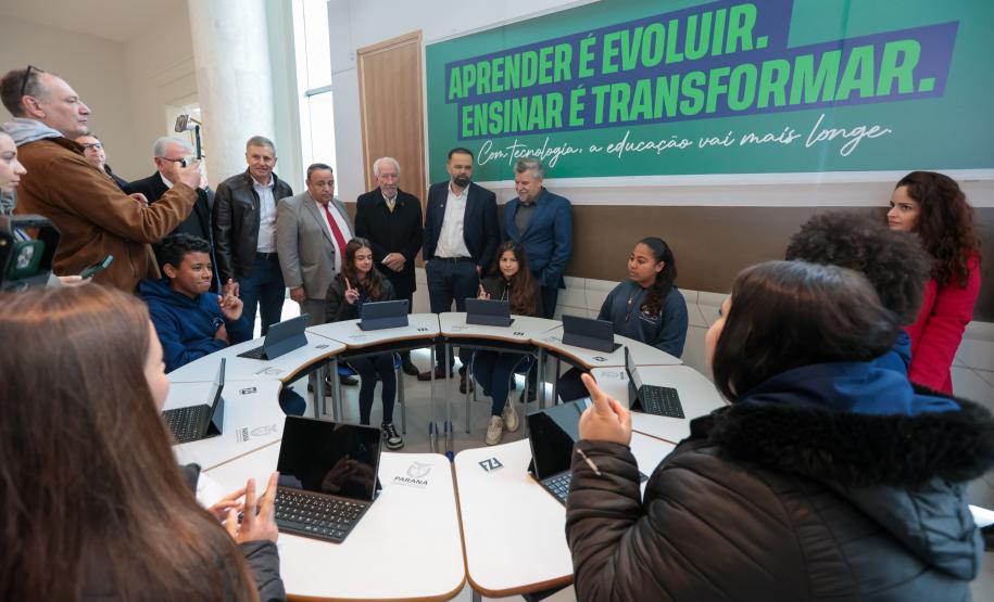 O governador em exercício Darci Piana participa nesta terça-feira (1), da entrega de 25.040 tablets para escolas da rede estadual
