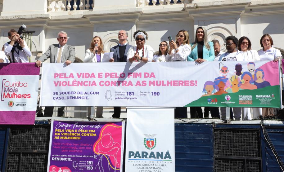 Caminhada contra o feminicídio reúne 2 mil pessoas em Curitiba: ato acontece em 181 cidades