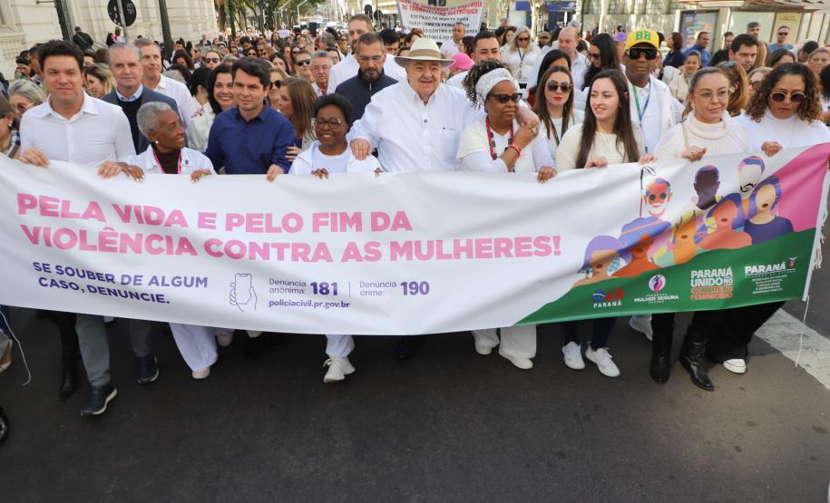 Caminhada contra o feminicídio reúne 2 mil pessoas em Curitiba: ato acontece em 181 cidades