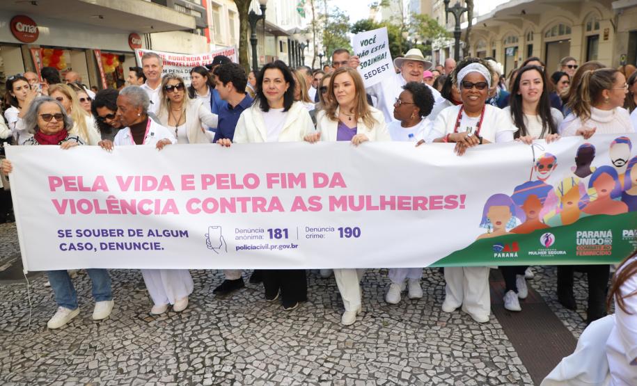 Caminhada contra o feminicídio reúne 2 mil pessoas em Curitiba: ato acontece em 181 cidades