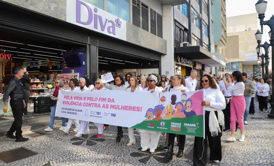 Caminhada contra o feminicídio reúne 2 mil pessoas em Curitiba: ato acontece em 181 cidades