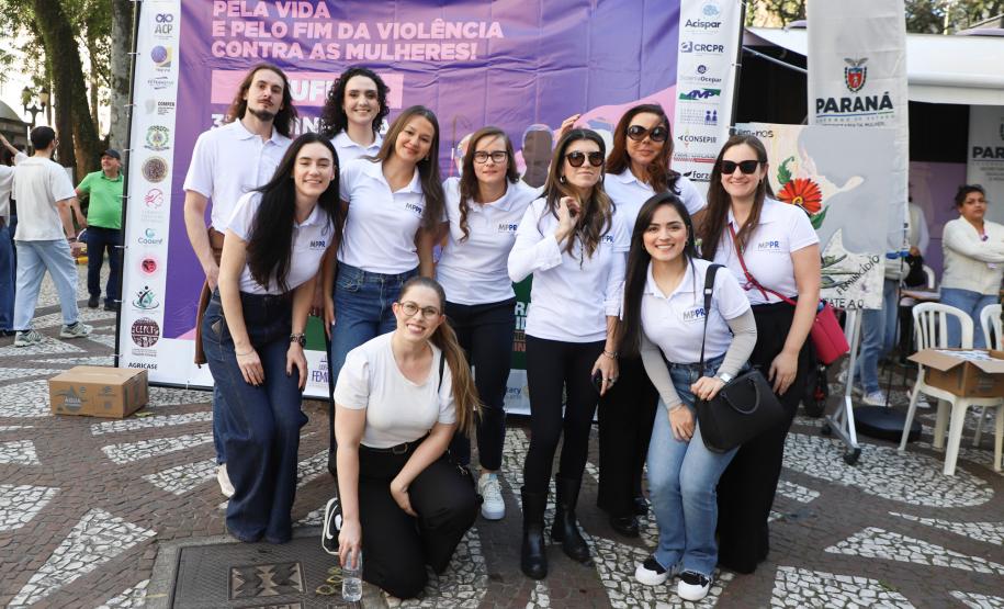 Caminhada contra o feminicídio reúne 2 mil pessoas em Curitiba: ato acontece em 181 cidades