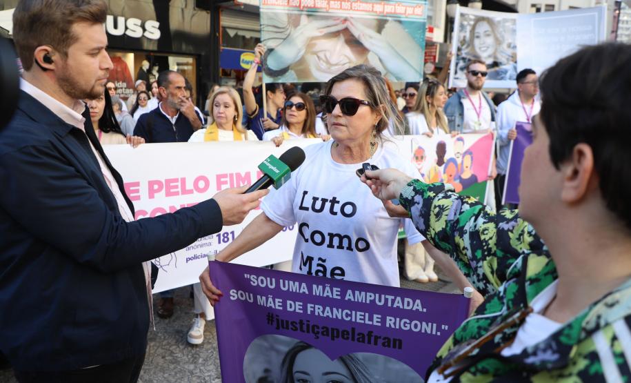 Caminhada contra o feminicídio reúne 2 mil pessoas em Curitiba: ato acontece em 181 cidades