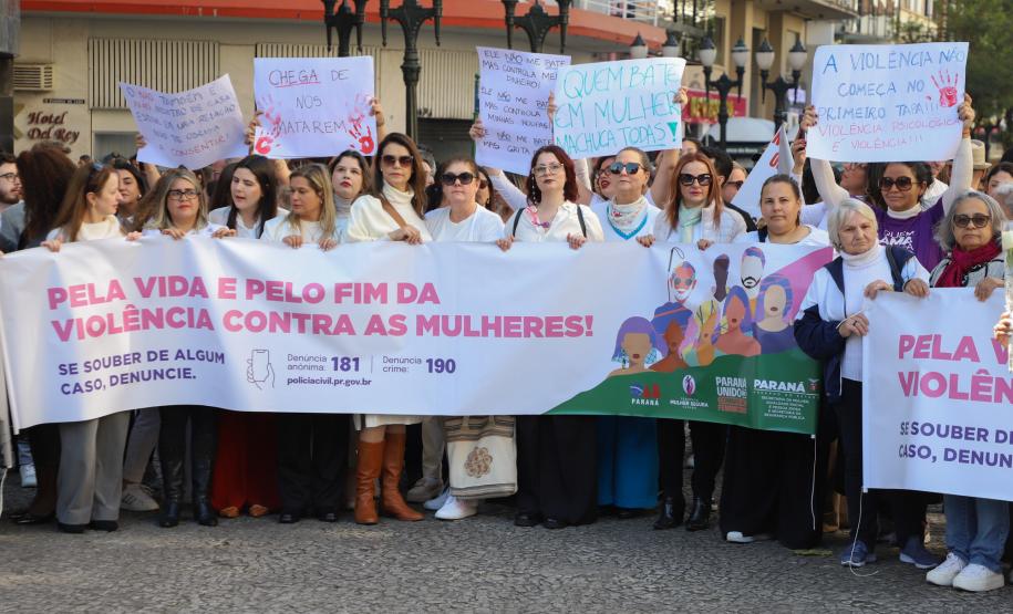 Caminhada contra o feminicídio reúne 2 mil pessoas em Curitiba: ato acontece em 181 cidades
