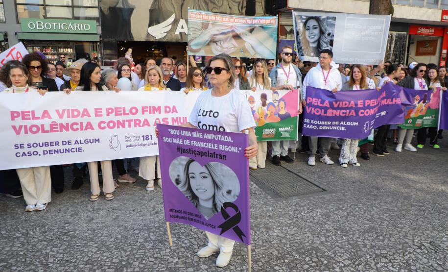 Caminhada contra o feminicídio reúne 2 mil pessoas em Curitiba: ato acontece em 181 cidades