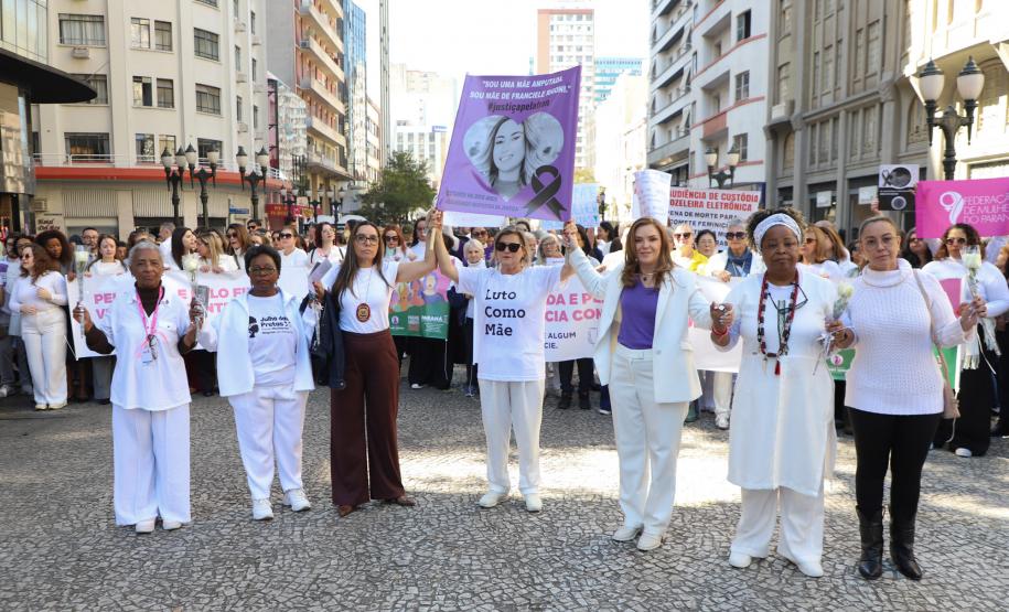 Caminhada contra o feminicídio reúne 2 mil pessoas em Curitiba: ato acontece em 181 cidades
