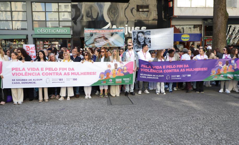 Caminhada contra o feminicídio reúne 2 mil pessoas em Curitiba: ato acontece em 181 cidades
