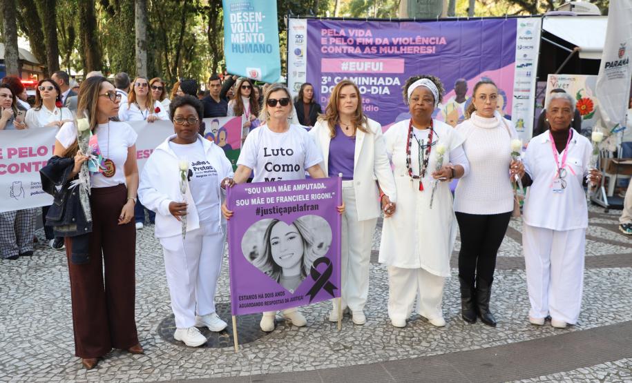 Caminhada contra o feminicídio reúne 2 mil pessoas em Curitiba: ato acontece em 181 cidades