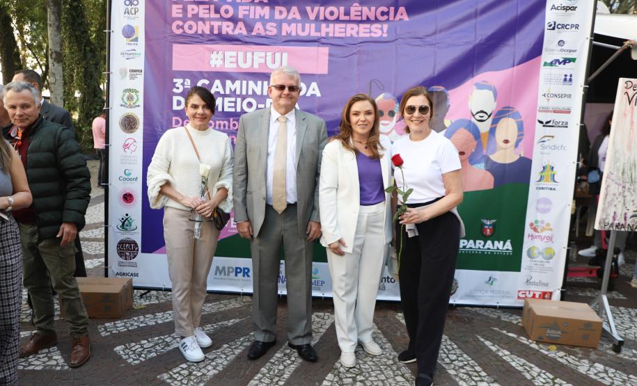 Caminhada contra o feminicídio reúne 2 mil pessoas em Curitiba: ato acontece em 181 cidades