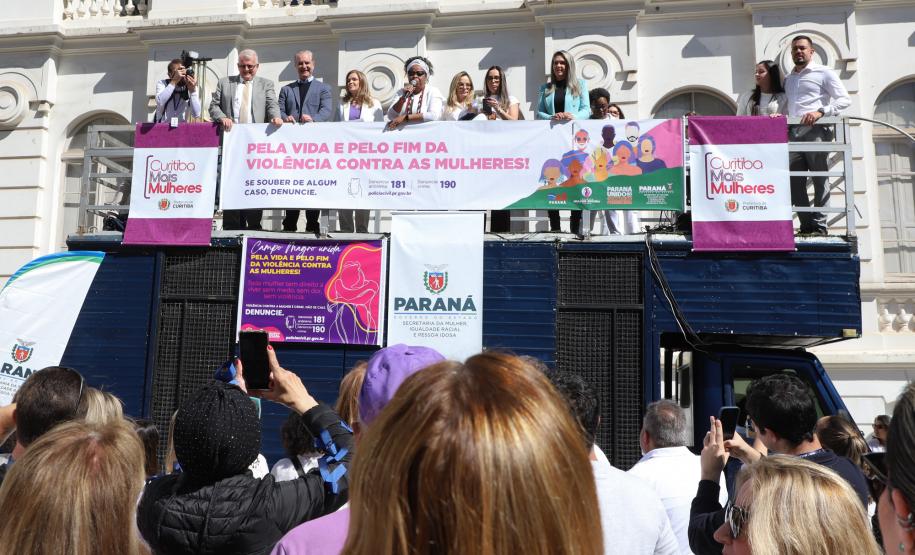 Caminhada contra o feminicídio reúne 2 mil pessoas em Curitiba: ato acontece em 181 cidades