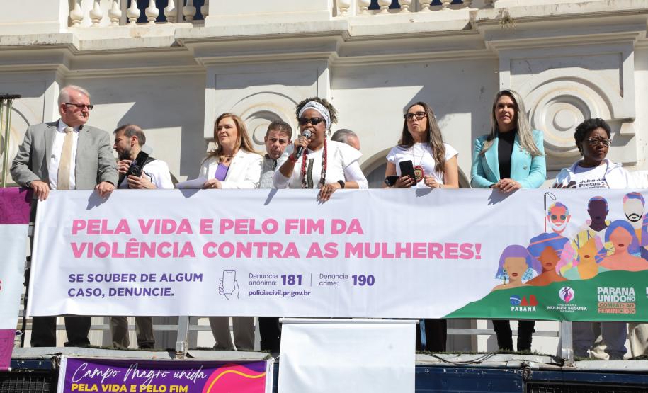 Caminhada contra o feminicídio reúne 2 mil pessoas em Curitiba: ato acontece em 181 cidades