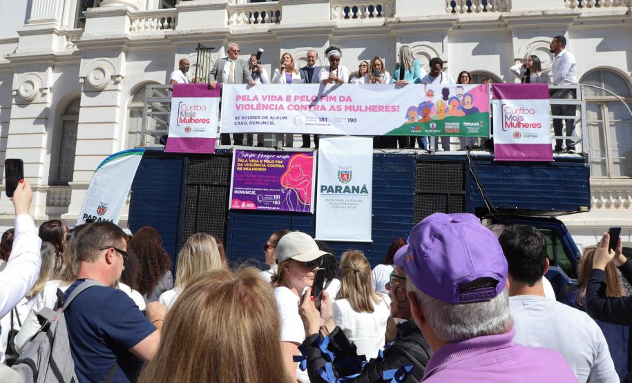 Caminhada contra o feminicídio reúne 2 mil pessoas em Curitiba: ato acontece em 181 cidades