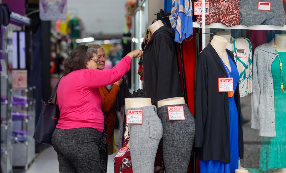 Comércio do Paraná cresce o triplo da média nacional em 2025, aponta IBGE