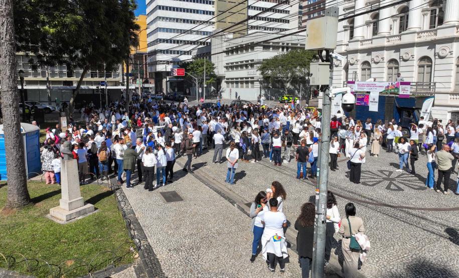 Caminhada contra o feminicídio reúne 2 mil pessoas em Curitiba: ato acontece em 181 cidades