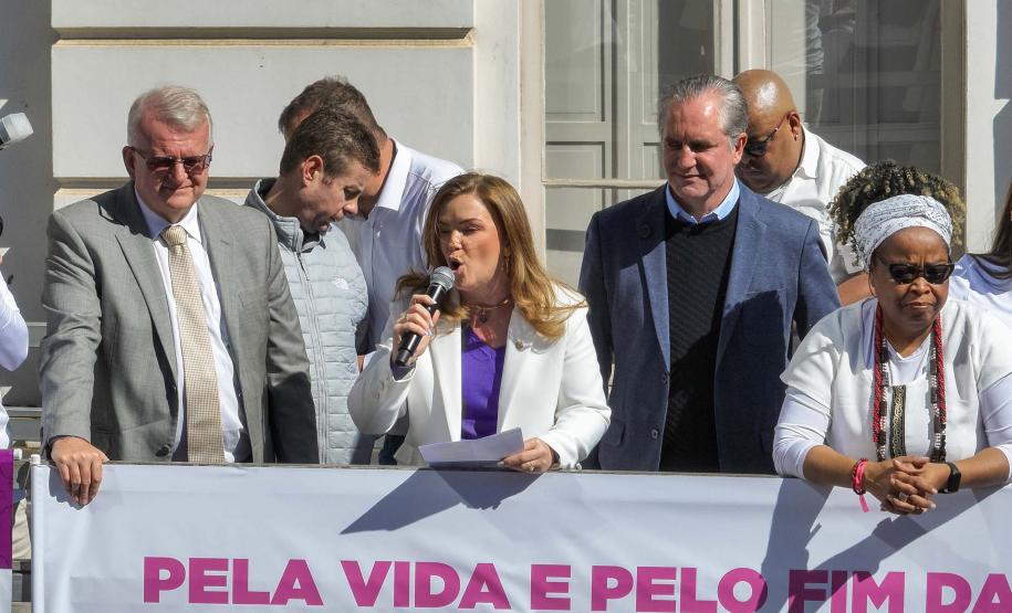 Caminhada contra o feminicídio reúne 2 mil pessoas em Curitiba: ato acontece em 181 cidades