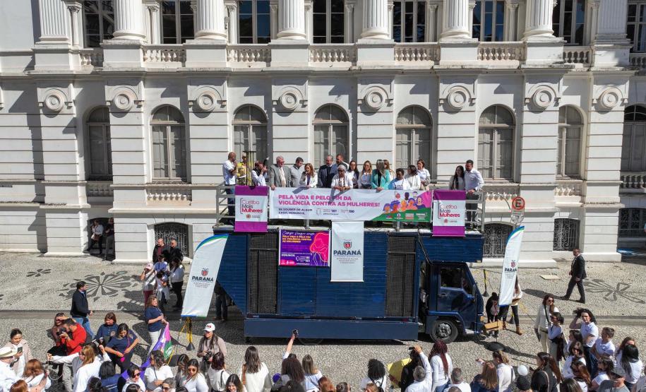 Caminhada contra o feminicídio reúne 2 mil pessoas em Curitiba: ato acontece em 181 cidades
