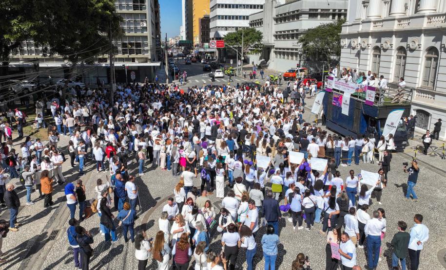 Caminhada contra o feminicídio reúne 2 mil pessoas em Curitiba: ato acontece em 181 cidades